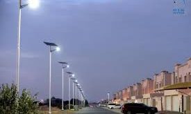 أبوظبي تستخدم الطاقة الشمسية في إنارة الشوارع